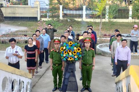 Đảng ủy - HĐND - UBND - UB MTTQ Việt nam xã Đăk Kroong tổ chức lễ viếng Nhà Bia tưởng niệm nhân kỷ niệm 94 năm ngày thành lập Đảng Cộng sản Việt Nam (03/02/1930-03/02/2024) và đón tết Nguyên đán Giáp Thìn năm 2024.
