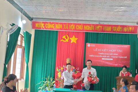 LỄ KÝ KẾT HỢP TÁC TRIỂN KHAI MÔ HÌNH ĐIỂM CHUYỂN ĐỔI SỐ - THANH TOÁN SỐ TẠI XÃ ĐĂK KROONG