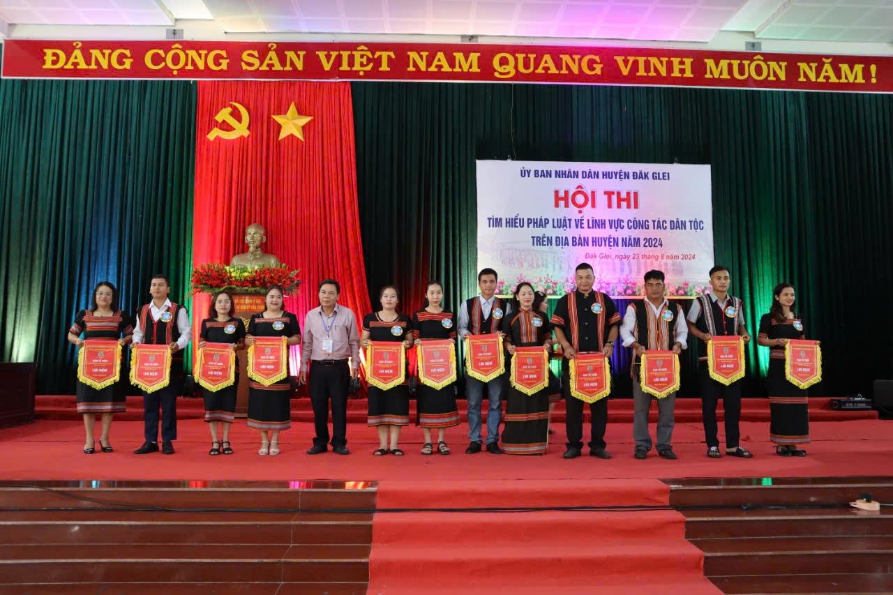 Ban Tổ chức tặng Cờ lưu niệm cho 12 đội tham gia Hội thi